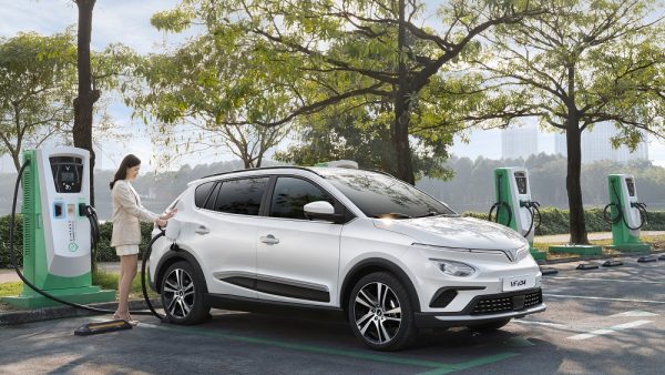 sạc xe điện vinfast tại trạm sạc