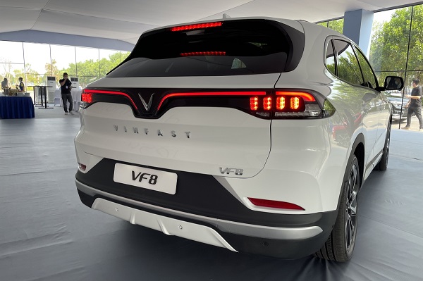 đuôi xe điện vf8