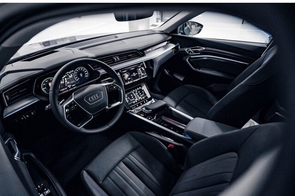 khoang lái audi etron